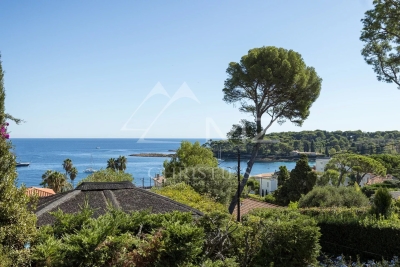 House for sale in CAP D'ANTIBES  - 4 rooms - 160 m&sup2; 