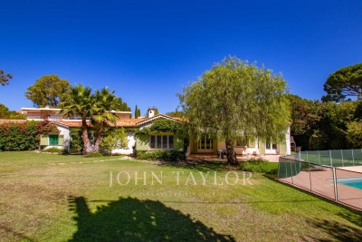 House for sale in CAP D'ANTIBES  - 8 rooms - 182 m&sup2; 