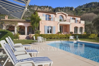 House for sale in GRASSE  - 9 rooms - 304 m&sup2; 