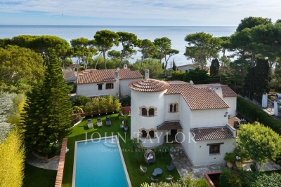 House for sale in CAP D'ANTIBES  - 5 rooms - 165 m&sup2; 