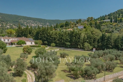 House for sale in GRASSE  - 8 rooms - 409 m&sup2; 