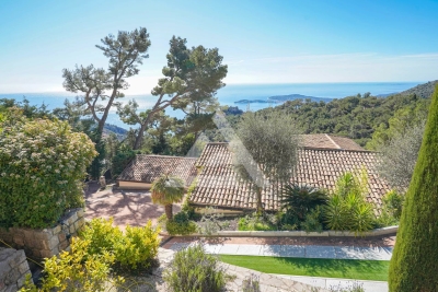 House for sale in EZE  - 8 rooms - 398 m&sup2; 