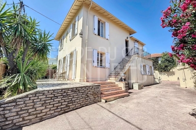 House for sale in CAP D'ANTIBES  - 6 rooms - 170 m&sup2; 