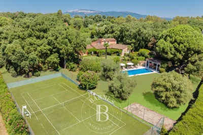 House for sale in GRASSE  - 7 rooms - 237 m&sup2; 
