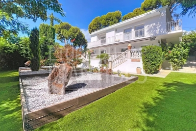 House for sale in CAP D'ANTIBES  - 5 rooms - 142 m&sup2; 