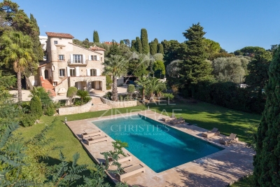 House for sale in CAP D'ANTIBES  - 7 rooms - 350 m&sup2; 