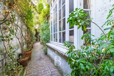 House for sale in NEUILLY SUR SEINE  - 6 rooms - 144 m&sup2; 