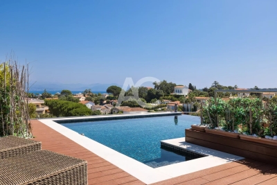 Apartment for sale in CAP D'ANTIBES  - 5 rooms - 182 m&sup2; 