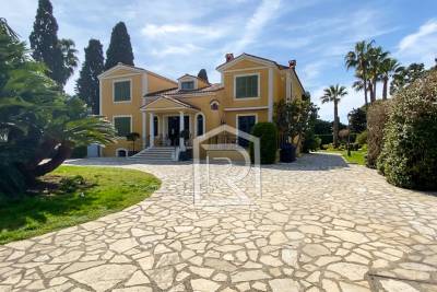 House for sale in CAP D'ANTIBES  - 12 rooms - 660 m&sup2; 